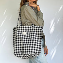 Load image into Gallery viewer, Grosse Tasche aus bedrucktem Leinen check schwarz