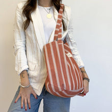 Load image into Gallery viewer, Grosse Tasche aus bedrucktem Leinen stripes terracotta