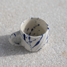 Lade das Bild in den Galerie-Viewer, Kaffeetasse Artsy Shades of Blue