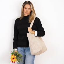 Lade das Bild in den Galerie-Viewer, Grosse Tasche aus softem Cord latte macchiato