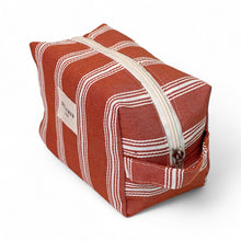Load image into Gallery viewer, Necessaire aus bedrucktem Leinen stripes terracotta