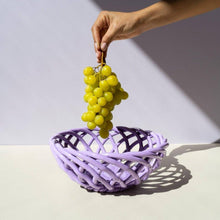 Lade das Bild in den Galerie-Viewer, Geflochtener Keramikkorb Sicilia gross lilac
