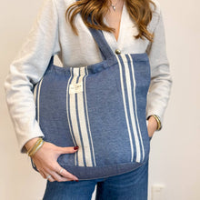 Lade das Bild in den Galerie-Viewer, Grosse Tasche aus Jacquardstoff stripes marineblau