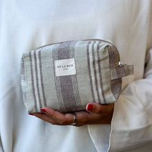 Load image into Gallery viewer, Necessaire aus bedrucktem Leinen stripes toffee chocolate