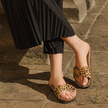 Lade das Bild in den Galerie-Viewer, Leopard Slides light
