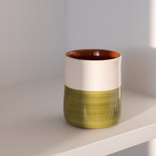 Lade das Bild in den Galerie-Viewer, Kaffeebecher halb pistache