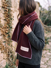 Load image into Gallery viewer, Schal "Hug me in slow motion" burgundy