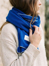 Load image into Gallery viewer, Schal "Hug me in slow motion" royalblau