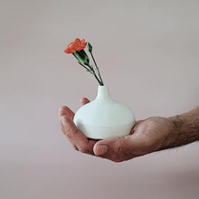 Lade das Bild in den Galerie-Viewer, Organische Vase aus Porzellan rund
