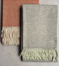 Lade das Bild in den Galerie-Viewer, Handgewebte Wolldecke Nuvem Andorinha beige