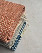 Lade das Bild in den Galerie-Viewer, Handgewebte Wolldecke Nuvem Andorinha terracotta