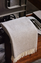 Lade das Bild in den Galerie-Viewer, Handgewebte Wolldecke Nuvem Andorinha beige