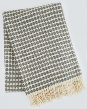 Lade das Bild in den Galerie-Viewer, Handgewebte Wolldecke Milho grau