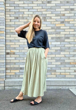 Lade das Bild in den Galerie-Viewer, The Airy Midi Skirt pistache
