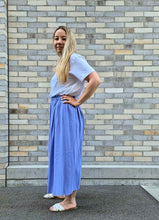 Lade das Bild in den Galerie-Viewer, The Airy Midi Skirt lilac