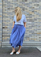 Lade das Bild in den Galerie-Viewer, The Airy Midi Skirt lilac