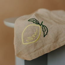 Load image into Gallery viewer, Handbestickte Leinen-Serviette Limão
