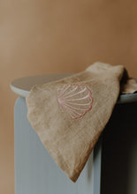 Load image into Gallery viewer, Handbestickte Leinen-Serviette Concha