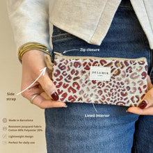 Lade das Bild in den Galerie-Viewer, Mini-Pouch lang aus Jacquardstoff leopard