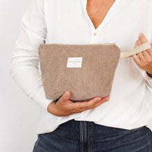 Lade das Bild in den Galerie-Viewer, Necessaire gross aus softem Cord toast
