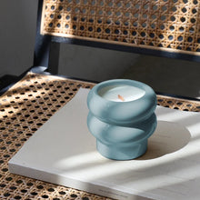Lade das Bild in den Galerie-Viewer, The Ripple Candle light blue wet garden