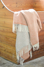 Lade das Bild in den Galerie-Viewer, Handgewebte Wolldecke Diamante Biface terracotta grau