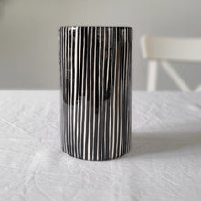 Load image into Gallery viewer, Straight vase striped black