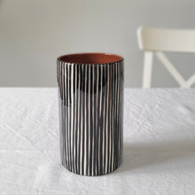 Load image into Gallery viewer, Straight vase striped black
