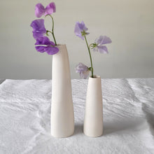 Lade das Bild in den Galerie-Viewer, Organische Vase aus Porzellan klein schmal
