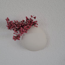 Lade das Bild in den Galerie-Viewer, Organische Wandvase aus Porzellan gross