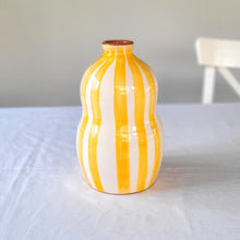 Lade das Bild in den Galerie-Viewer, Gourd Vase gelb
