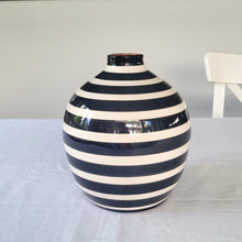 Load image into Gallery viewer, Round vase ringed black
