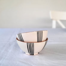 Load image into Gallery viewer, Tapasbowl grouped striped black