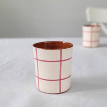 Load image into Gallery viewer, Kaffeebecher kariert rosa