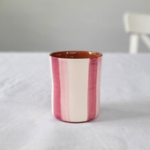 Lade das Bild in den Galerie-Viewer, Kaffeebecher zweifarbig gestreift rosa
