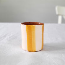 Load image into Gallery viewer, Kaffeebecher zweifarbig gestreift ocker
