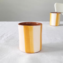 Load image into Gallery viewer, Kaffeebecher zweifarbig gestreift ocker