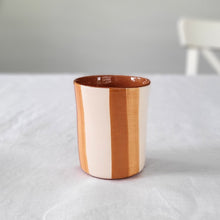 Lade das Bild in den Galerie-Viewer, Kaffeebecher zweifarbig gestreift rost