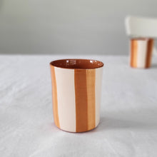 Lade das Bild in den Galerie-Viewer, Kaffeebecher zweifarbig gestreift rost