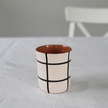 Load image into Gallery viewer, Coffee mug checked black
