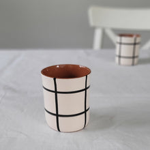 Load image into Gallery viewer, Coffee mug checked black