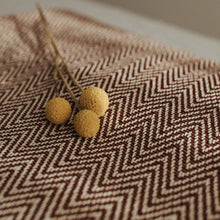 Lade das Bild in den Galerie-Viewer, Handgewebte Decke aus Baumwolle (Fischgrat, bordeaux)
