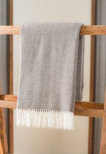 Lade das Bild in den Galerie-Viewer, Handgewebte Wolldecke Nuvem Andorinha beige