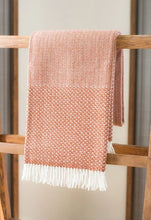 Lade das Bild in den Galerie-Viewer, Handgewebte Wolldecke Nuvem Andorinha terracotta