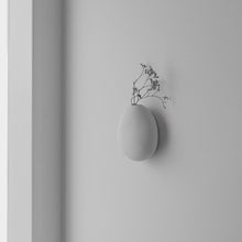 Lade das Bild in den Galerie-Viewer, Organische Wandvase aus Porzellan gross