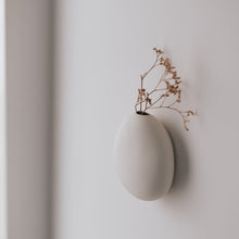 Lade das Bild in den Galerie-Viewer, Organische Wandvase aus Porzellan gross