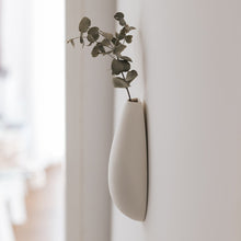 Charger l'image dans la galerie, Vase mural long en porcelaine bio