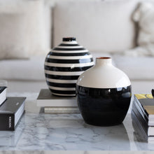 Load image into Gallery viewer, Round vase ringed black