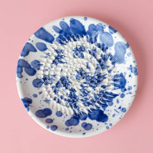 Charger l'image dans la galerie, Kleiner Reibeteller Blue Mess (mit Pinsel)
