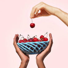 Lade das Bild in den Galerie-Viewer, Geflochtener Keramikkorb Sicilia medium light blue
